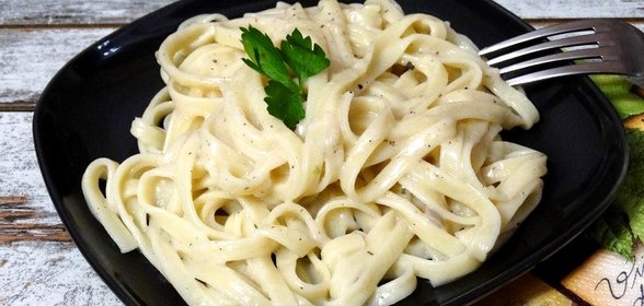 Яичная лапша в луково-молочном соусе