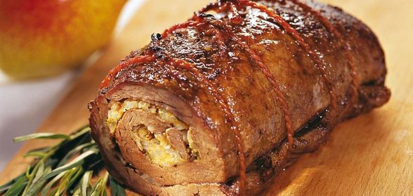 Рулет из говядины с грушами и сыром