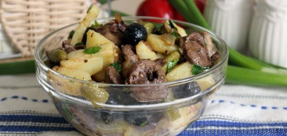 Теплый картофельный салат с индюшиными сердечками