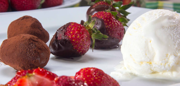 Клубника и шоколад с мороженым