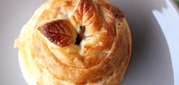 Запеченное яблоко в слоеном тесте