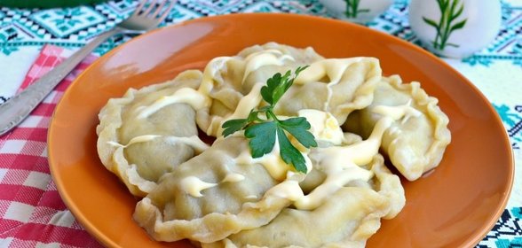 Вареники из яичного теста с курицей и баклажанами
