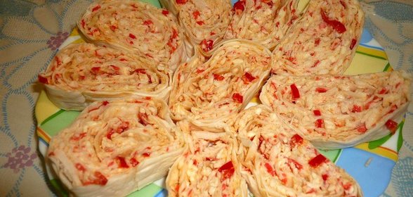 Рулет из лаваша с крабовым мясом и болгарским перцем