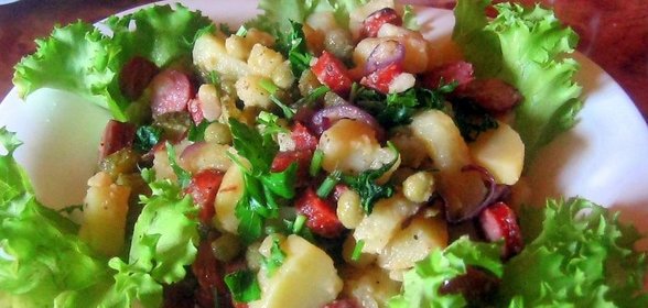 Картофельный салат с охотничьими колбасками