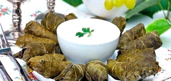 Долма из говядины с соусом мацони
