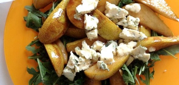 Салат с грушей, рукколой и сыром