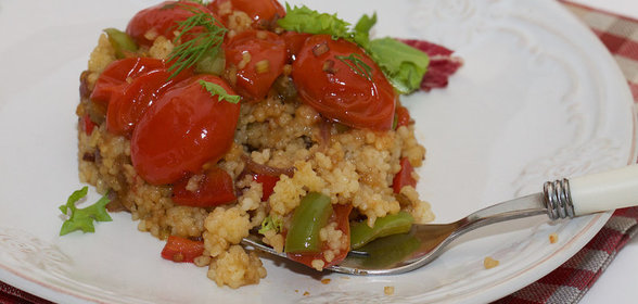 Теплый салат с кускусом и помидорами черри