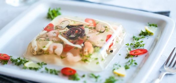 Заливное с морским коктейлем