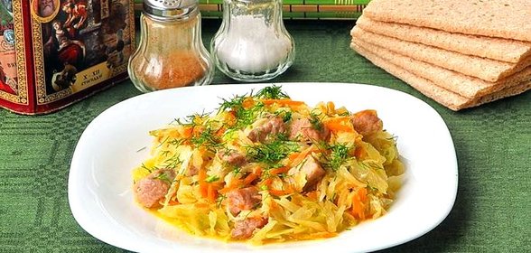 Капуста, тушёная со свининой, по-домашнему
