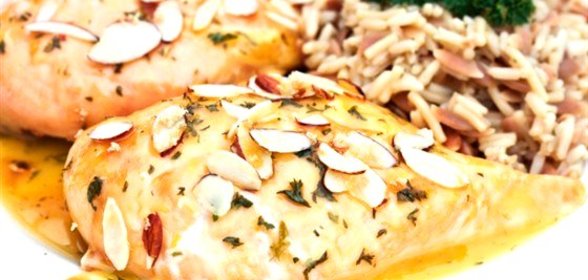 Курица с белым вином и миндалем
