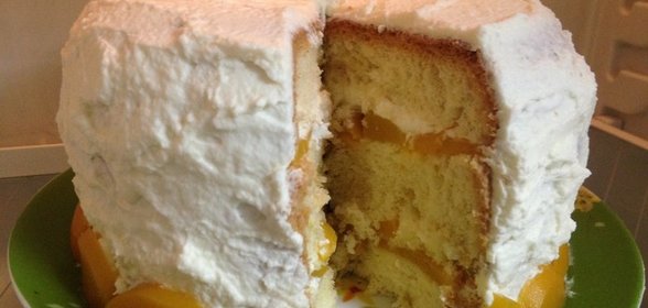 Бисквитный торт с персиками и взбитыми сливками