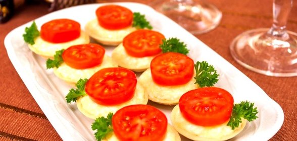 Тарталетки с сыром и помидорами