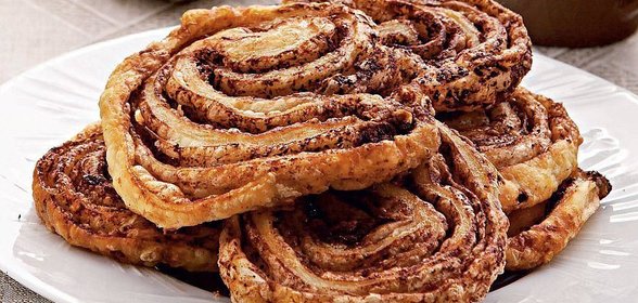 «Улитки» из шоколадного слоеного теста
