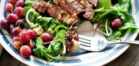Салат с сыром и виноградом
