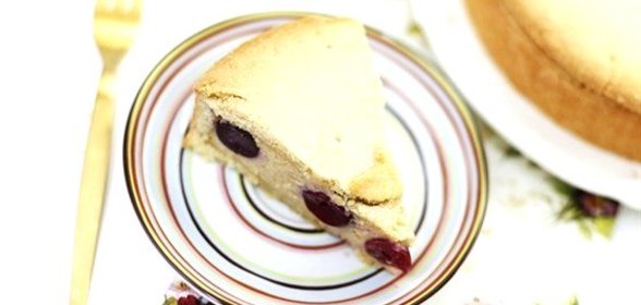 Баскский пирог с черешней и заварным кремом