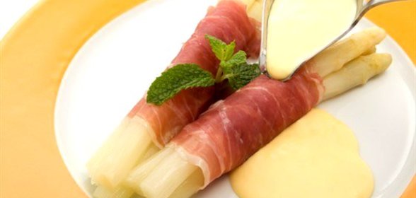 Рулет из панчетты и спаржи