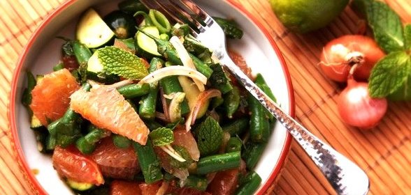 Салат пикантный с фасолью