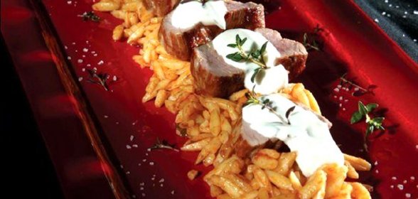 Свиная вырезка с орзо и соусом дзадзики