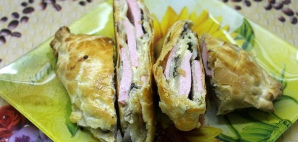 Слоеная булочка с начинкой