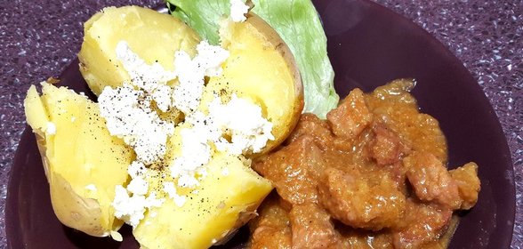 Гуляш с луком и паприкой