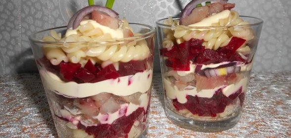 Салат с фузилли, селёдкой и свеклой