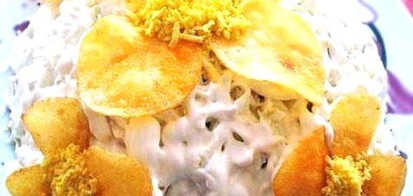 Слоеный грибной салат с ветчиной и чипсами