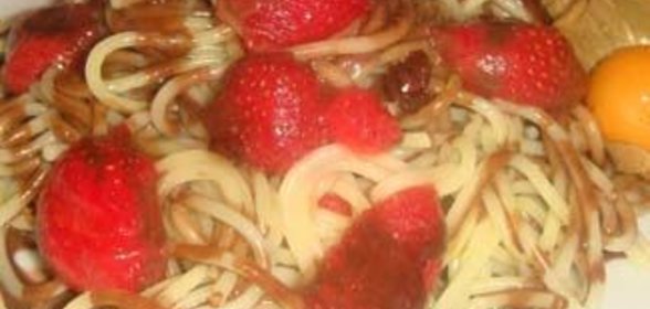 Спагетти с клубникой и шоколадным соусом