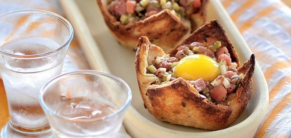 Стейк тартар с перепелиным яйцом в корзиночках из тостов