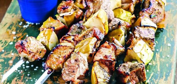 Шашлык из свиной лопатки с яблоками