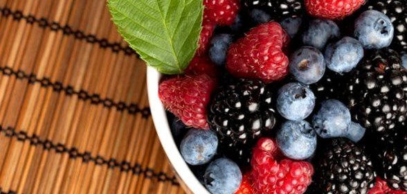 Ягодный салат с мятой и апельсиновым ликером