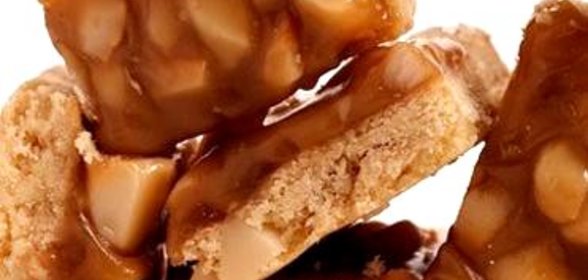 Пирожные с орехами макадамия и сиропом