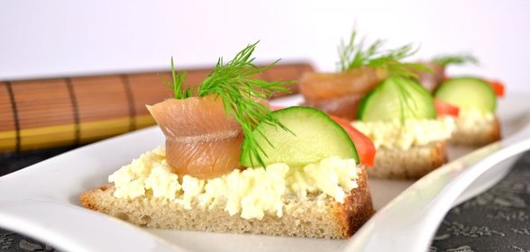 Бутерброды с плавленным сыром и копченой салакой