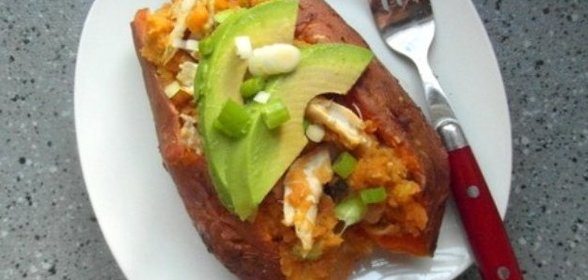 Сладкий картофель, фаршированный авокадо и орехом пекан