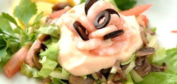 Салат из креветок с шампиньонами и зеленью