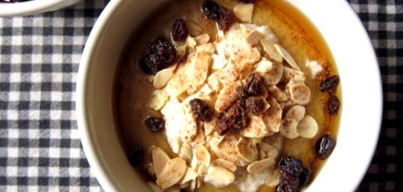 Овсяная каша с виски, изюмом и миндалем