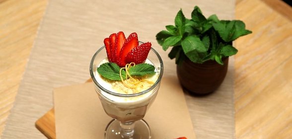 Десерт из сметаны с клубникой и медом