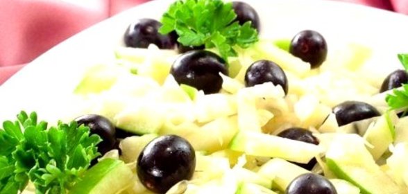 Салат с капустой, виноградом и яблоком