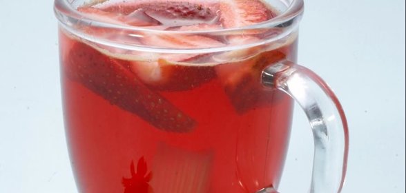 Компот из ревеня и клубники