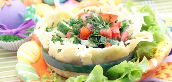 Овощной салат в сырной корзинке