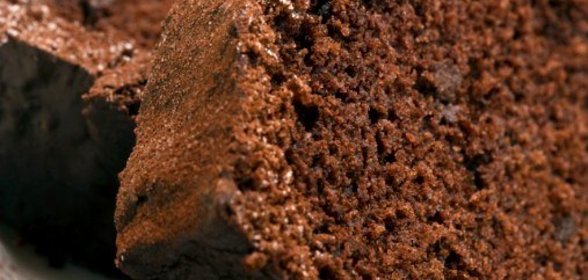 Пасхальный шоколадный пирог с ежевикой