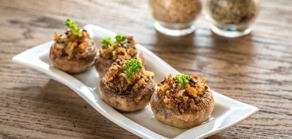 Грибы, фаршированные сыром и зеленью