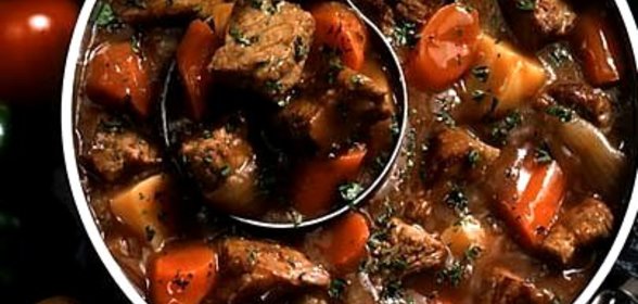 Говядина по‑бургундски с жемчужным луком