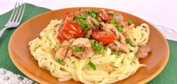Спагетти с обжаренной курицей и черри