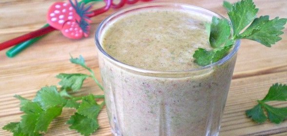 Зеленый коктейль с клубникой