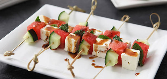 Канапе с арбузом, фетой и огурцом