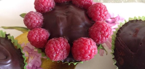 Маффины с шоколадной крошкой, украшенные малиной