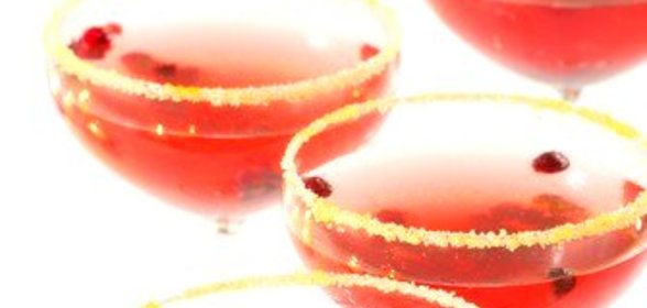Новогодний коктейль из шампанского с клюквой и специями