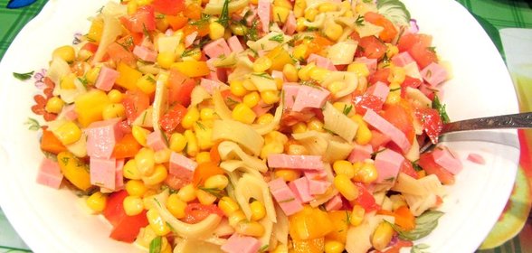 Итальянский салат с овощами, ветчиной и сыром