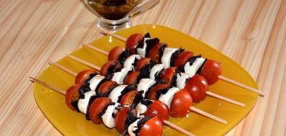 Капрезе на шпажках