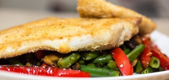 Куриный шницель с овощным рагу